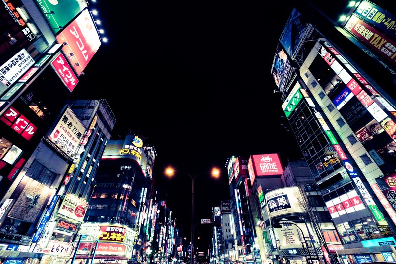 東京の繁華街の夜の写真