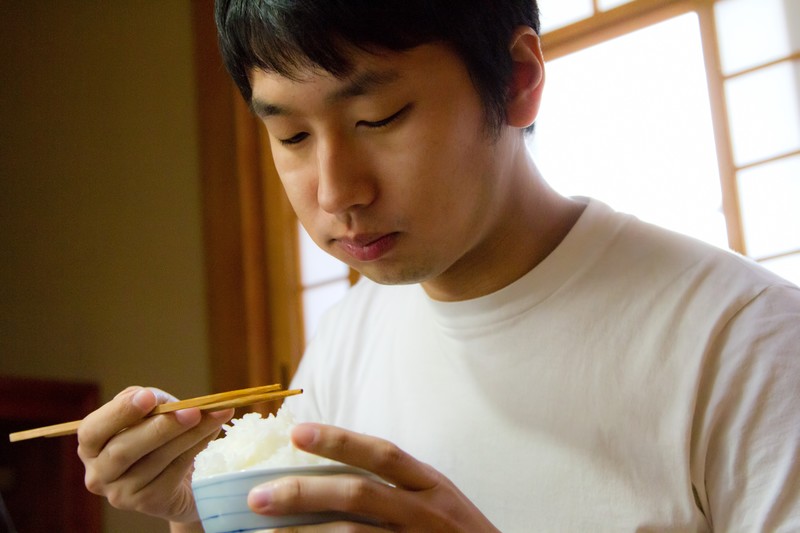ご飯を食べる男の写真