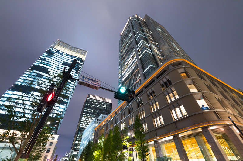 夜の東京駅前のビルの写真